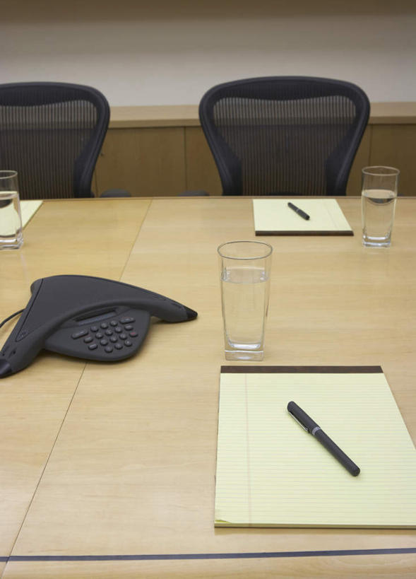无人,会议室,打电话,竖图,俯视,室内,白天,桌面,桌子,静物,杯子,电话,椅子,笔,会议桌,墙,钢笔,靠背椅,通讯设备,墙壁,玻璃制品,水杯,记录本,交流,玻璃杯,沟通,通话,彩图,高角度拍摄
