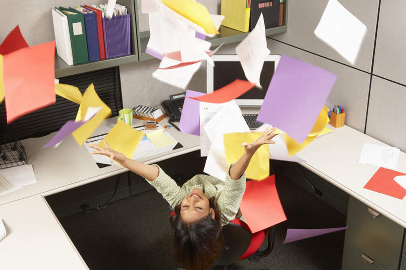 西方人,一个人,商务女性,办公室,投,横图,俯视,室内,白天,电脑,笔记本电脑,显示器,鼠标,键盘,柜子,书架,桌面,桌子,椅子,欧洲,欧洲人,仅一个年轻女性,仅一个女性,仅一个人,套装,网络,档案,文件,办公桌,靠背椅,输入设备,通讯设备,资料,无线,通信设备,液晶显示器,商务装,无线网络,无线上网,便携式电脑,工薪阶层,输出设备,手提电脑,年轻女性,女人,女性,白种人,白领,上班族,抛,扔,撒,掷,半身,彩图,高角度拍摄