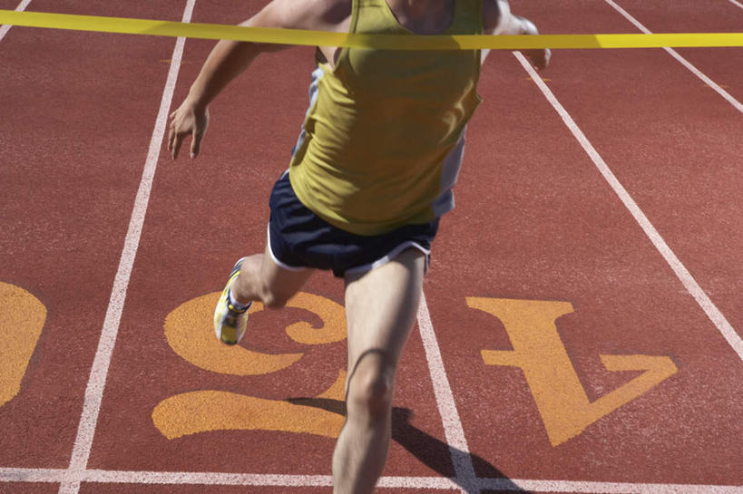 西方人,一个人,体育馆,运动场,终点,跑,横图,俯视,室外,白天,锻炼,快乐,胜利,比赛,运动,竞争,草地,草坪,森林,树林,植物,非洲,黑人,仅一个男性,仅一个人,阴影,光线,标志,数字,文字,影子,字符,跑道,娱乐,标识,体育场,草,树,树木,仅一个年轻男性,绿色,蓝天,天空,阳光,天,休闲,阿拉伯数字,田径场,生长,成长,号码,体育运动,抵达,塑胶跑道,运动馆,体育,男人,男性,年轻男性,非洲人,跑步,半身,彩图,高角度拍摄,健身,尽头,目的地,止境