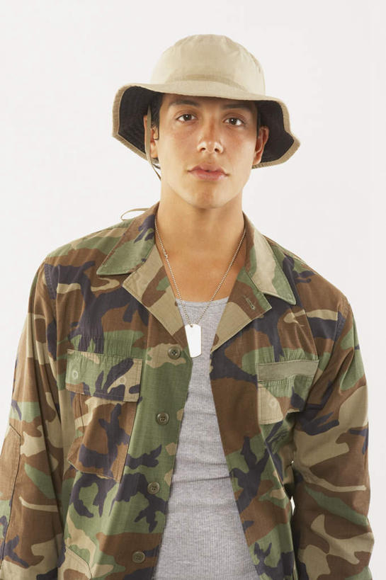 西方人,一个人,站,竖图,室内,白天,白色背景,正面,帽子,欧洲,欧洲人,仅一个男性,仅一个人,戴,注视,仅一个年轻男性,遮阳帽,观察,看,站着,摄影,影棚,观看,戴着,察看,关注,迷彩服,男人,男性,年轻男性,白种人,半身,彩图,影棚拍摄,拍摄