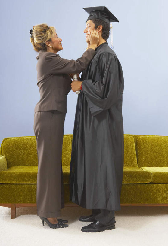 西方人,两个人,家庭,母亲,儿子,站,笑,摸,微笑,露齿笑,竖图,室内,白天,侧面,地板,沙发,欧洲,欧洲人,戴,服装,墙,地面,休闲装,相视,墙壁,衣服,站着,休闲,温暖,温馨,母子,一家人,面对面,休闲服,母爱,服饰,对视,戴着,和睦,博士帽,博士服,相对,相看,男人,男性,年轻男性,女人,女性,中年女性,白种人,触摸,接触,彩图,全身,融洽,皮沙发