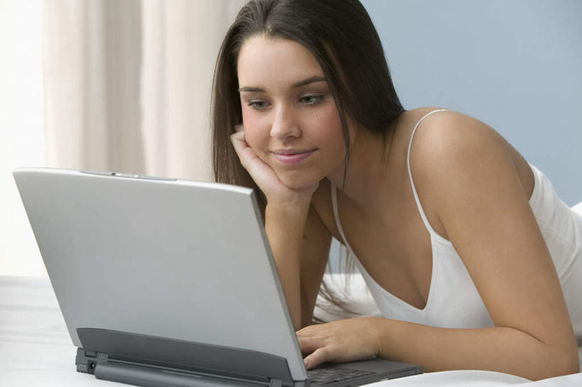 西方人,一个人,笑,微笑,横图,室内,白天,正面,电脑,笔记本电脑,窗户,窗帘,欧洲,欧洲人,仅一个年轻女性,仅一个女性,仅一个人,网络,注视,吊带衫,通讯设备,玻璃窗,帘子,观察,看,趴着,托,观看,托着,察看,无线,关注,通信设备,无线网络,无线上网,便携式电脑,手提电脑,年轻女性,女人,女性,白种人,趴,半身,彩图