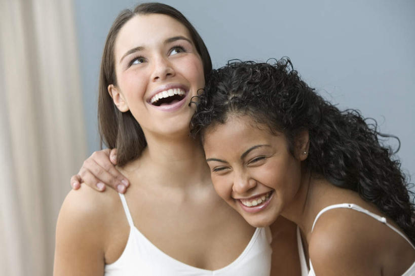 西方人,脸,头,脸颊,两个人,站,抱,笑,露齿笑,横图,室内,特写,白天,白色背景,正面,窗帘,欧洲,欧洲人,装饰,注视,吊带衫,肩膀,黑色,帘子,观察,看,站着,遮阳,摄影,影棚,抱着,观看,华丽,修饰,点缀,察看,搂着,关注,衬托,美观,雅致,雅观,年轻女性,女人,女性,白种人,头部,长发,卷发,脸部,脸蛋,面部,搂,搂抱,半身,彩图,影棚拍摄,拍摄