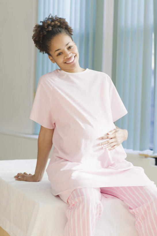 西方人,孕妇,一个人,坐,捧,笑,微笑,露齿笑,竖图,室内,白天,正面,欧洲,非洲,黑人,欧洲人,仅一个年轻女性,仅一个女性,仅一个人,注视,观察,看,怀孕,观看,察看,待产,孕妇装,关注,妊娠,准妈妈,年轻女性,女人,女性,非洲人,产妇,捧着,坐着,半身,彩图