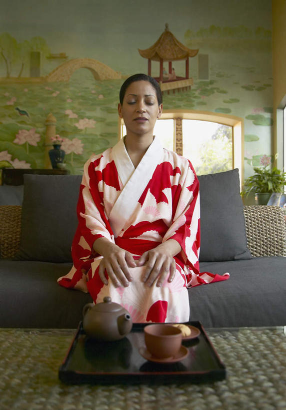 东方人,一个人,坐,跪,闭眼,竖图,室内,白天,正面,沙发,杯子,托盘,亚洲,仅一个年轻女性,仅一个女性,仅一个人,传统服饰,和服,坐垫,茶道,靠枕,黄种人,壁画,灯,画,茶壶,灯具,搭,搭着,民族服饰,照明工具,年轻女性,女人,女性,亚洲人,茶杯,装饰画,闭眼睛,闭着眼,闭着眼睛,跪着,坐着,半身,彩图,民俗服,皮沙发