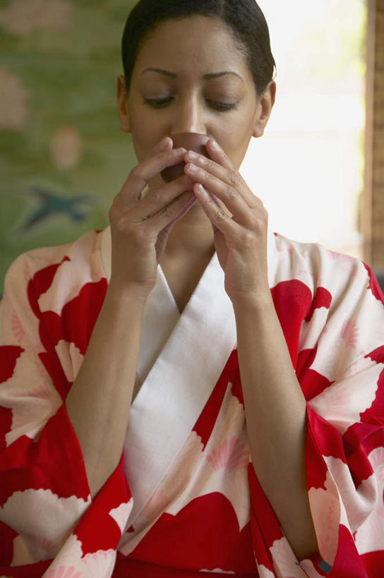 东方人,一个人,坐,跪,闭眼,捧,竖图,室内,白天,正面,杯子,亚洲,仅一个年轻女性,仅一个女性,仅一个人,传统服饰,和服,茶道,拿,拿着,黄种人,壁画,灯,画,灯具,民族服饰,照明工具,年轻女性,女人,女性,亚洲人,茶杯,装饰画,闭眼睛,闭着眼,闭着眼睛,跪着,捧着,坐着,半身,彩图,民俗服