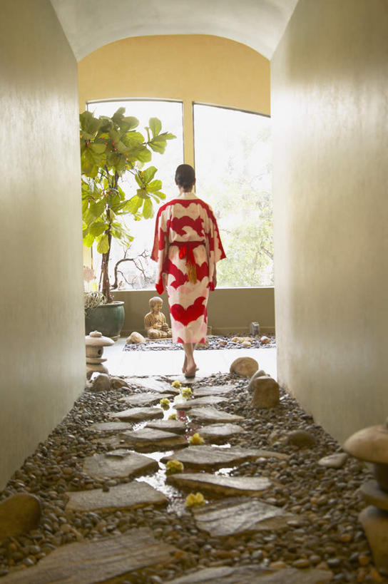 东方人,一个人,站,竖图,室内,白天,石头,窗户,地板,天花板,亚洲,仅一个年轻女性,仅一个女性,仅一个人,阴影,传统服饰,和服,光线,盆栽,墙,石板,地面,黄种人,玻璃窗,墙壁,树,树木,背面,阳光,自然,站着,鹅卵石,生长,成长,民族服饰,按摩石,年轻女性,女人,女性,亚洲人,彩图,全身,民俗服