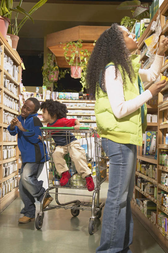 儿童,三个人,家庭,母亲,女儿,儿子,商店,站,坐,跳,笑,微笑,露齿笑,竖图,室内,白天,侧面,购物,纯洁,消费,植物,超市,商场,购物车,非洲,黑人,服装,盆栽,商品,休闲装,货架,小孩,衣服,绿色,扶,站着,休闲,温暖,温馨,母女,母子,一家人,休闲服,可爱,母爱,童年,童趣,打闹,服饰,生长,成长,和睦,扶着,挑选,童真,烂漫,无邪,天真,男孩,男人,男性,年轻女性,女孩,女人,女性,非洲人,孩子,年轻人,跳跃,坐着,彩图,全身,购物商场,购物中心,融洽,男生,女生