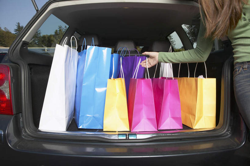 东方人,一个人,站,笑,微笑,露齿笑,横图,室外,白天,正面,购物,消费,汽车,袋子,椅子,亚洲,仅一个年轻女性,仅一个女性,仅一个人,一排,许多,服装,整齐,购物袋,拿,拎,拿着,休闲装,黄种人,树,树木,排列,衣服,蓝天,天空,自然,后备箱,轿车,回头,站着,转头,休闲,休闲服,提,服饰,生长,成长,提着,队列,车座,后车灯,年轻女性,女人,女性,亚洲人,半身,彩图,拎着