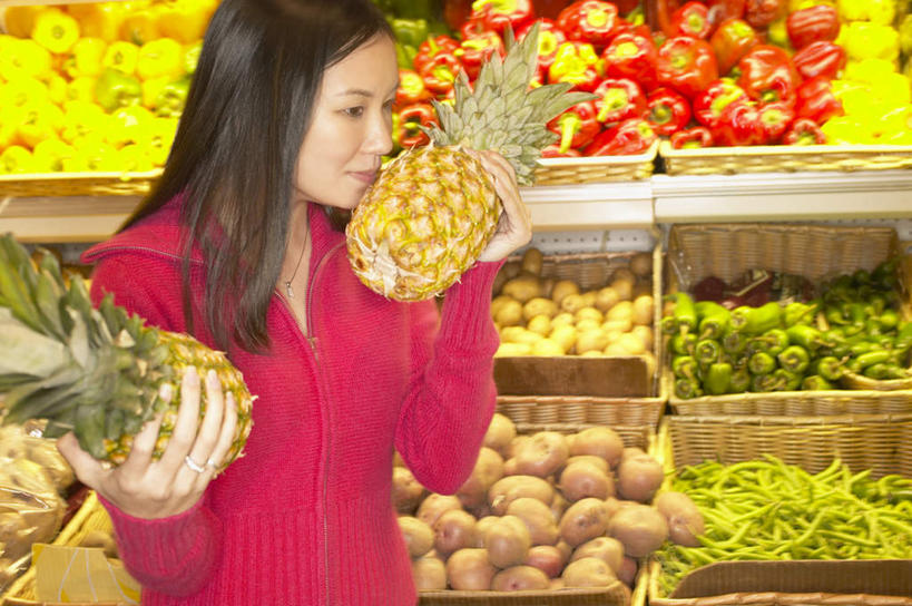 东方人,一个人,商店,站,举,笑,微笑,横图,室内,白天,正面,毛衣,超市,商场,菠萝,辣椒,蔬菜,土豆,洋葱,水果,亚洲,仅一个年轻女性,仅一个女性,仅一个人,堆叠,堆积,服装,商品,青辣椒,拿,拿着,注视,休闲装,黄种人,闻,豆角,货架,衣服,观察,看,托,站着,休闲,休闲服,服饰,观看,托着,察看,嗅,关注,陈列,年轻女性,女人,女性,亚洲人,马铃薯,红辣椒,番薯,举着,半身,彩图