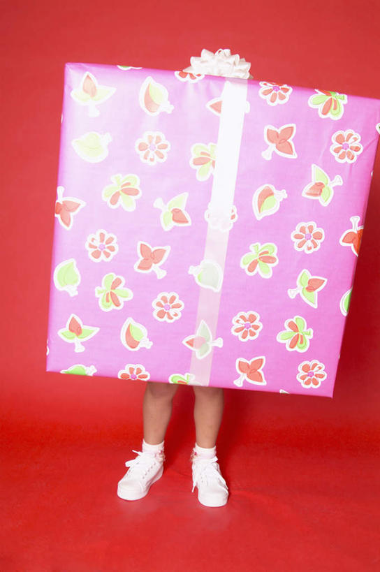 西方人,儿童,一个人,站,竖图,室内,白天,正面,纯洁,礼物,欧洲,欧洲人,仅一个女性,仅一个人,遮住,红色背景,服装,包装纸,注视,休闲装,挡,小孩,衣服,观察,看,站着,仅一个小孩,休闲,休闲服,可爱,童年,童趣,遮,遮掩,摄影,服饰,礼品,影棚,观看,察看,挡住,关注,童真,烂漫,无邪,天真,女孩,女人,女性,白种人,孩子,彩图,全身,影棚拍摄,拍摄,女生