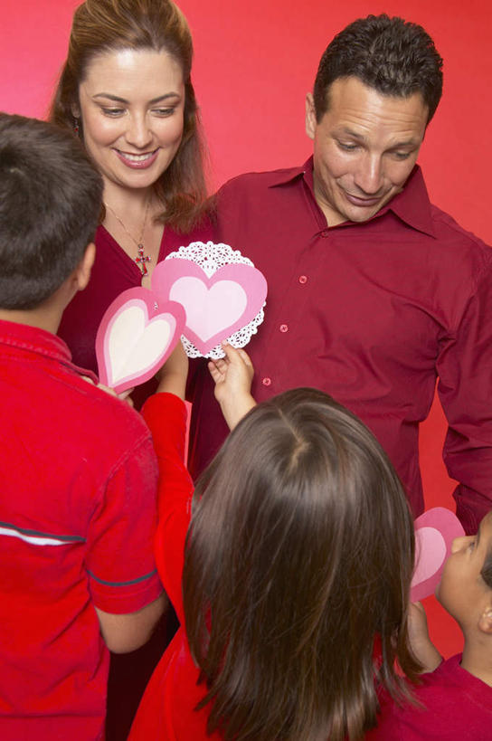 西方人,儿童,背部,四个人,家庭,夫妻,母亲,父亲,女儿,儿子,站,捧,笑,微笑,露齿笑,竖图,室内,白天,正面,衬衫,爱情,纯洁,礼物,欧洲,欧洲人,红色背景,服装,贺卡,浪漫,拿,拿着,注视,休闲装,相视,小孩,衣服,低头,观察,看,站着,休闲,温暖,温馨,父女,父子,母女,母子,一家人,面对面,休闲服,恩爱,父爱,可爱,母爱,童年,童趣,恋人,摄影,服饰,影棚,观看,对视,和睦,察看,关注,相对,童真,烂漫,无邪,纪念日,相看,天真,男孩,男人,男性,年轻男性,年轻女性,女孩,女人,女性,白种人,孩子,年轻人,夫妇,情侣,端,端着,捧着,半身,彩图,影棚拍摄,衬衣,拍摄,伴侣,融洽,男生,女生