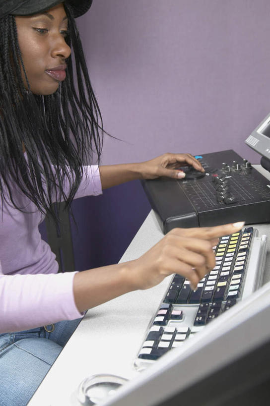 西方人,一个人,坐,竖图,室内,白天,侧面,欧洲,黑人,欧洲人,仅一个年轻女性,仅一个女性,仅一个人,指,紫色背景,服装,注视,休闲装,方向,设备,衣服,观察,看,手势,休闲,休闲服,摄影,服饰,影棚,观看,察看,调音,指向,食指,关注,调音台,年轻女性,女人,女性,坐着,半身,彩图,影棚拍摄,拍摄