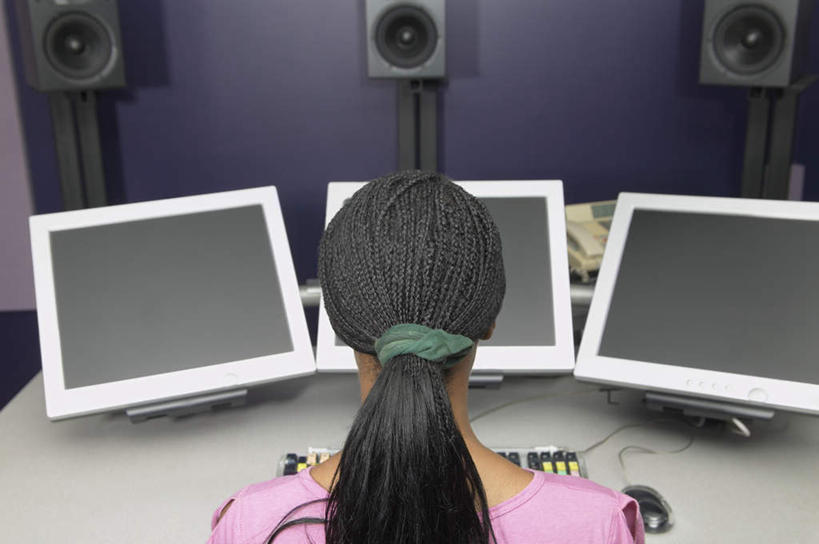 西方人,一个人,坐,横图,室内,特写,白天,电脑,笔记本电脑,欧洲,黑人,欧洲人,仅一个年轻女性,仅一个女性,仅一个人,紫色背景,服装,网络,音箱,休闲装,设备,通讯设备,背面,衣服,休闲,休闲服,摄影,服饰,影棚,无线,调音,调音台,通信设备,无线网络,无线上网,便携式电脑,手提电脑,年轻女性,女人,女性,坐着,半身,彩图,影棚拍摄,拍摄