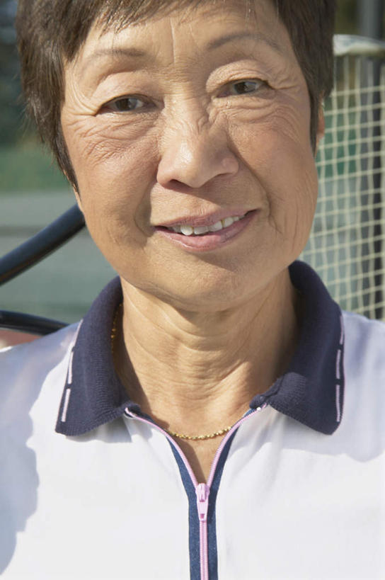 东方人,脸,头,脸颊,一个人,站,捧,笑,微笑,露齿笑,竖图,室外,特写,白天,正面,锻炼,运动,网球,亚洲,仅一个年轻女性,仅一个女性,仅一个人,网球拍,球拍,网球装备,拿,拿着,注视,黄种人,运动器械,观察,看,站着,健身器械,观看,察看,网球网,关注,健身器材,体育,网球运动,年轻女性,女人,女性,亚洲人,头部,脸部,脸蛋,面部,端,端着,捧着,半身,彩图,健身,运动器材