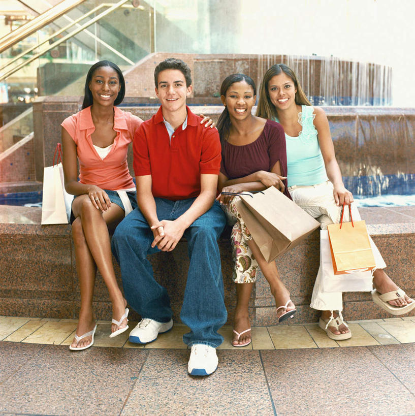 西方人,四个人,伙伴,朋友,坐,笑,微笑,露齿笑,竖图,室外,白天,正面,购物,友谊,消费,袋子,欧洲,非洲,黑人,欧洲人,握,服装,包装袋,手提袋,购物袋,拿,拿着,休闲装,衣服,休闲,休闲服,握着,金融,服饰,购买,贸易,友情,男人,男性,年轻男性,年轻女性,女人,女性,白种人,非洲人,坐着,彩图,全身