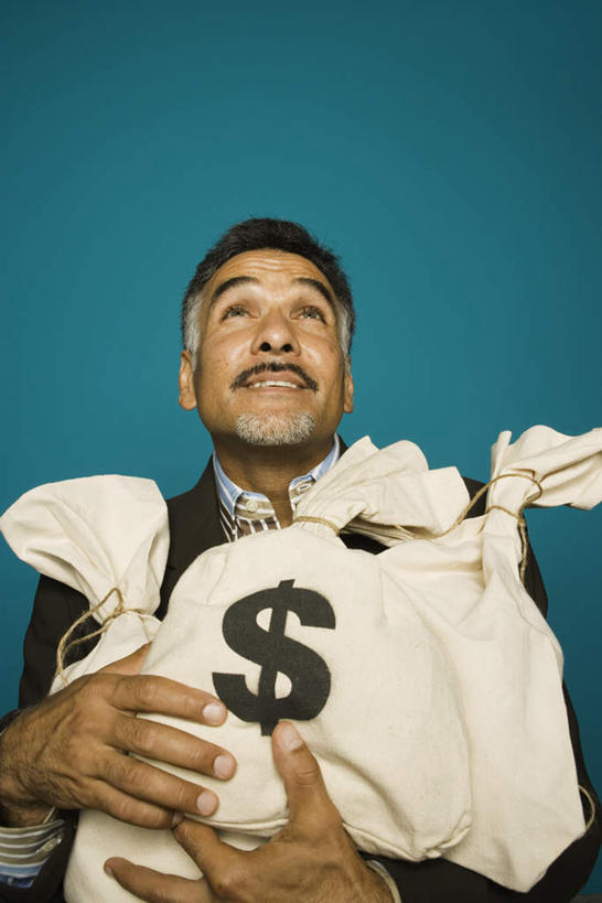 西方人,一个人,商务男性,站,捧,笑,微笑,露齿笑,竖图,室内,白天,仰视,钱,美元,袋子,欧洲,欧洲人,仅一个男性,仅一个人,仅一个中年男性,蓝色背景,套装,标志,拿,拿着,注视,观察,看,站着,摄影,影棚,观看,察看,关注,商务装,工薪阶层,金钱,男人,男性,中年男性,白种人,白领,上班族,端,端着,捧着,半身,彩图,低角度拍摄,影棚拍摄,拍摄