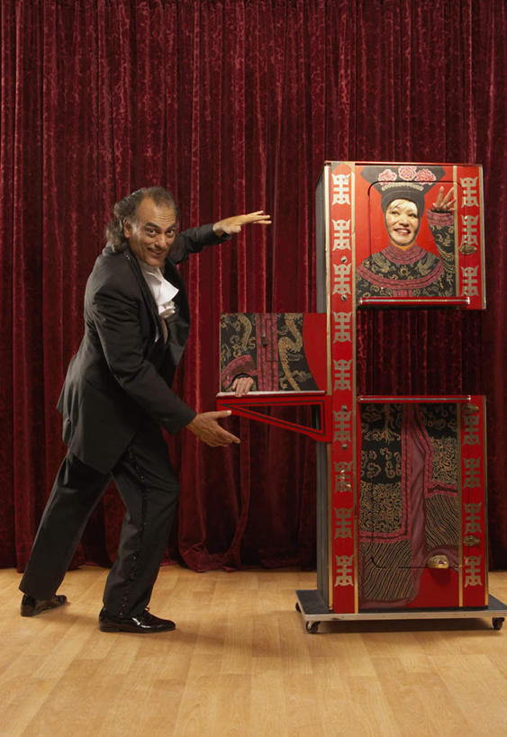 西方人,两个人,魔术师,站,举,竖图,室内,白天,正面,制服,地板,柜子,欧洲,欧洲人,地面,注视,木地板,红色,低头,观察,看,托,站着,帷幕,道具,观看,察看,魔术,变戏法,关注,帷幔,幕布,幕帘,帷幔布,男人,男性,女人,女性,中年男性,中年女性,白种人,魔术大师,举起,举手,举着,向上举,向上伸,向上托,站立,彩图,全身,礼服