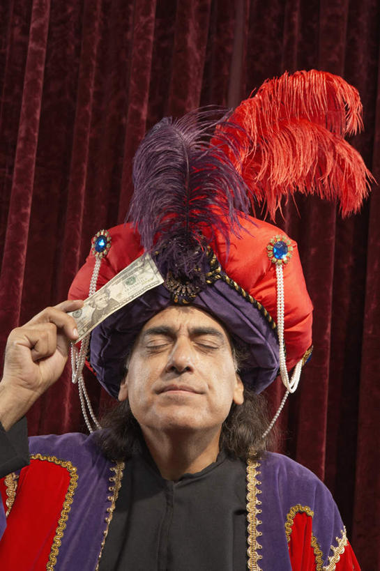 西方人,脸,头,脸颊,一个人,魔术师,闭眼,竖图,室内,特写,白天,仰视,钱,美元,帽子,羽毛,欧洲,欧洲人,仅一个男性,仅一个人,仅一个中年男性,握,钱币,美金,拿,拿着,肩膀,红色,握着,钞票,金融,纸币,帷幕,经济,魔术,变戏法,帷幔,幕布,幕帘,流通,纸钞,贸易,帷幔布,货币,现金,男人,男性,中年男性,白种人,头部,脸部,脸蛋,面部,魔术大师,闭眼睛,闭着眼,闭着眼睛,半身,彩图,低角度拍摄