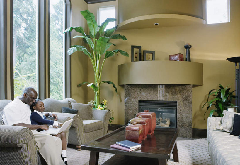 西方人,儿童,两个人,家庭,父亲,女儿,客厅,笑,微笑,露齿笑,横图,室内,白天,侧面,衬衫,纯洁,电脑,笔记本电脑,植物,壁炉,窗户,靠垫,沙发,桌子,书籍,欧洲,非洲,黑人,欧洲人,服装,网络,纸盒,天窗,靠枕,休闲装,通讯设备,玻璃窗,盒子,小孩,衣服,包装盒,抱枕,枕头,休闲,温暖,温馨,父女,一家人,休闲服,父爱,可爱,童年,童趣,服饰,和睦,无线,起居室,通信设备,无线网络,布艺沙发,无线上网,便携式电脑,童真,烂漫,无邪,客堂,天真,手提电脑,男人,男性,年轻男性,女孩,非洲人,孩子,年轻人,书,图书,半身,彩图,衬衣,融洽,女生