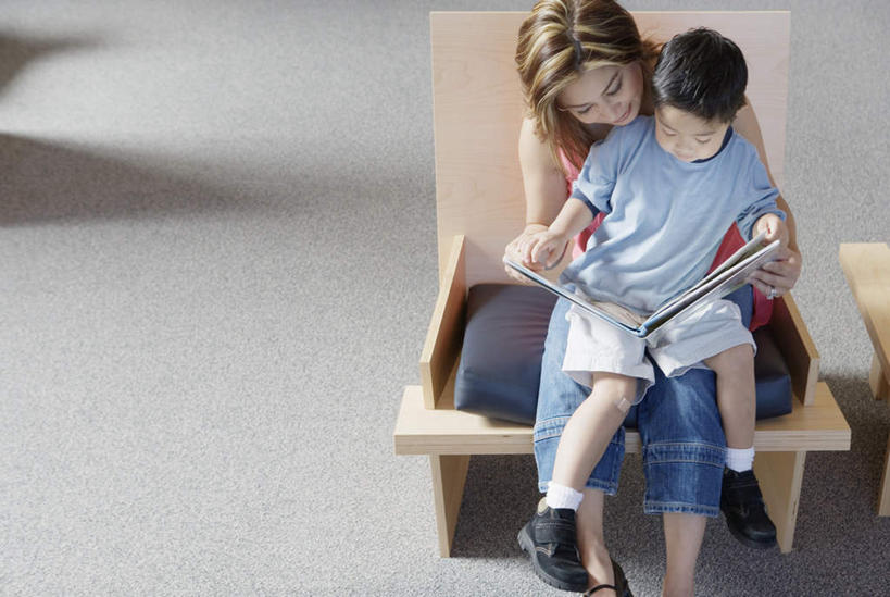 儿童,两个人,家庭,母亲,儿子,坐,抱,笑,微笑,露齿笑,横图,俯视,室内,白天,看书,阅读,纯洁,地毯,书籍,椅子,学习,阴影,服装,光线,影子,休闲装,小孩,衣服,阳光,书本,看,休闲,温暖,温馨,母子,一家人,休闲服,可爱,母爱,童年,童趣,读书,浏览,服饰,抱着,和睦,搂着,童真,烂漫,无邪,天真,男孩,年轻女性,女人,女性,孩子,年轻人,书,图书,搂,搂抱,坐着,半身,彩图,高角度拍摄,融洽,男生