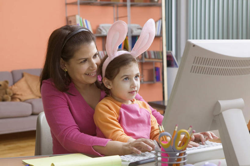 西方人,儿童,两个人,家庭,母亲,女儿,坐,笑,微笑,露齿笑,横图,室内,白天,正面,纯洁,电脑,显示器,鼠标,键盘,窗户,窗帘,落地窗,沙发,桌子,书籍,玩具,椅子,笔筒,欧洲,欧洲人,网络,笔,档案,剪刀,头饰,文件,靠枕,注视,休闲装,输入设备,通讯设备,书桌,玻璃窗,小孩,课桌,书本,资料,书柜,观察,看,休闲,温暖,温馨,母女,一家人,休闲服,台式电脑,可爱,母爱,童年,童趣,读书,头箍,观看,和睦,察看,操作,关注,通信设备,洋娃娃,童真,输出设备,烂漫,无邪,天真,按键,女孩,女人,女性,中年女性,白种人,孩子,年轻人,书,图书,坐着,半身,彩图,融洽,女生