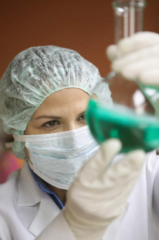 西方人,脸,头,脸颊,一个人,医生,站,举,竖图,室内,特写,白天,正面,欧洲,欧洲人,仅一个年轻女性,仅一个女性,仅一个人,戴,烧瓶,液体,墙,注视,肩膀,墙壁,口罩,手套,托,站着,医护人员,医疗人员,白大褂,橡胶手套,头套,年轻女性,女人,女性,白种人,头部,脸部,脸蛋,面部,大夫,举起,举手,举着,向上举,向上伸,向上托,半身,彩图