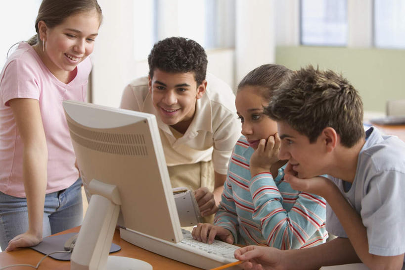 西方人,四个人,伙伴,朋友,学校,笑,微笑,露齿笑,横图,室内,白天,正面,看书,阅读,友谊,电脑,显示器,鼠标,键盘,窗户,窗帘,落地窗,桌面,桌子,书籍,欧洲,欧洲人,撑,学习,朦胧,模糊,网络,档案,文件,办公桌,托腮,休闲装,输入设备,通讯设备,校园,玻璃窗,书本,资料,看,托,休闲,教室,同学,休闲服,台式电脑,读书,浏览,操作,校友,托下巴,通信设备,输出设备,同窗,学友,友情,按键,男人,男性,年轻男性,年轻女性,女人,女性,白种人,书,图书,半身,彩图