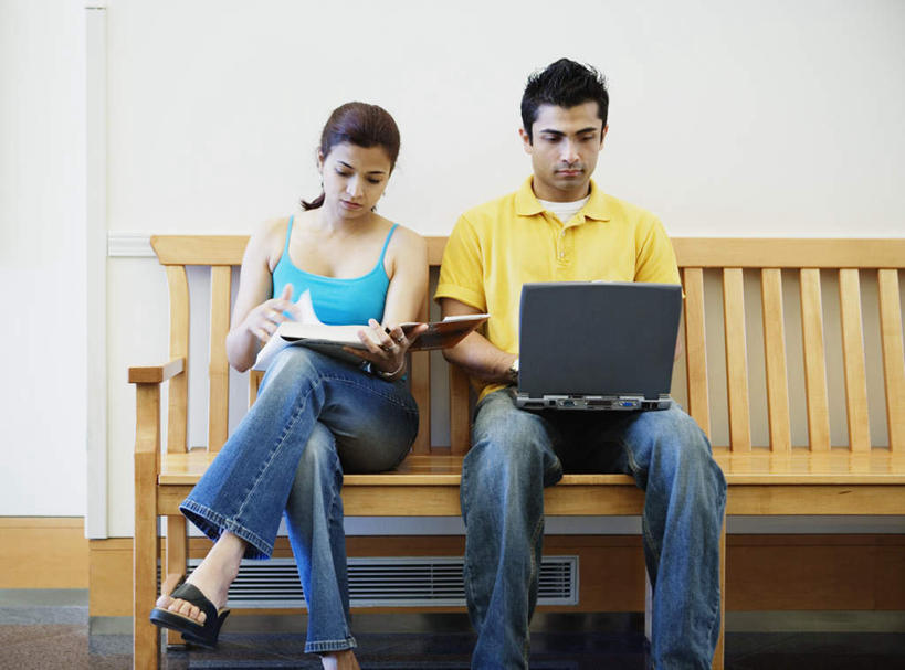 西方人,两个人,坐,捧,笑,微笑,露齿笑,横图,室内,白天,正面,看书,阅读,电脑,笔记本电脑,书籍,椅子,欧洲,欧洲人,学习,网络,墙,靠背椅,二郎腿,休闲装,通讯设备,墙壁,墙面,书本,看,休闲,休闲服,读书,浏览,无线,通信设备,无线网络,无线上网,便携式电脑,手提电脑,男人,男性,年轻男性,年轻女性,女人,女性,白种人,书,图书,端,端着,捧着,手捧,坐着,彩图,全身