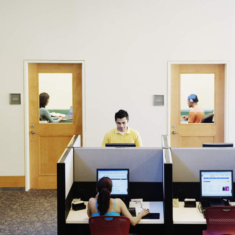 西方人,四个人,伙伴,朋友,办公室,站,坐,方图,室内,白天,正面,友谊,合作,团队,电脑,显示器,鼠标,键盘,门,桌子,玻璃,欧洲,欧洲人,网络,瓷砖,地砖,办公桌,墙,地面,输入设备,通讯设备,开关,墙壁,墙面,按钮,隔板,门框,站着,台式电脑,战略,操作,通信设备,输出设备,联合,合谋,配合,协作,按键,男人,男性,年轻男性,年轻女性,女人,女性,白种人,坐着,彩图,全身