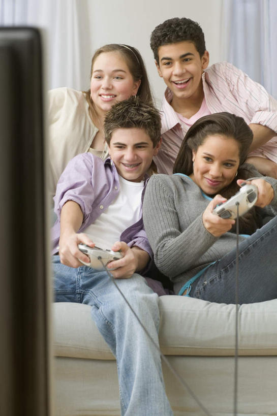 西方人,四个人,伙伴,朋友,站,坐,笑,微笑,露齿笑,竖图,室内,白天,正面,衬衫,陶醉,快乐,友谊,沙发,电视,欧洲,欧洲人,戴,服装,音乐,拿,音乐播放器,拿着,注视,休闲装,衣服,耳机,耳麦,液晶电视,观察,看,站着,享受,休闲,休闲服,服饰,观看,察看,合影,关注,MP4播放器,友情,男人,男性,年轻男性,年轻女性,女人,女性,白种人,电视机,坐着,半身,彩图,衬衣,播放器,皮沙发,沉醉