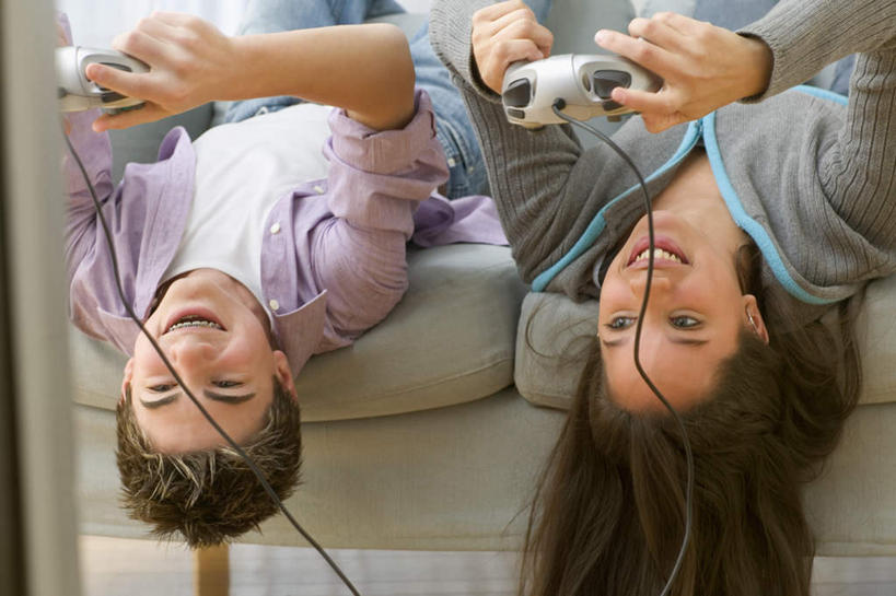 西方人,脸,头,脸颊,两个人,伙伴,朋友,站,坐,笑,微笑,露齿笑,横图,室内,特写,白天,正面,衬衫,游戏,快乐,友谊,沙发,电视,欧洲,欧洲人,戴,服装,拿,拿着,休闲装,娱乐,衣服,耳机,耳麦,液晶电视,站着,休闲,休闲服,服饰,游戏机,合影,游戏手柄,友情,男人,男性,年轻男性,年轻女性,女人,女性,白种人,头部,脸部,脸蛋,面部,电视机,玩耍,坐着,半身,彩图,衬衣,皮沙发