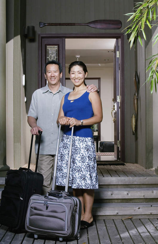 东方人,两个人,夫妻,站,拉,笑,微笑,露齿笑,竖图,室外,白天,正面,爱情,植物,别墅,地板,门,亚洲,服装,房屋,阶梯,木门,地面,浪漫,注视,休闲装,黄种人,台阶,住宅,树,树木,衣服,自然,行李,行李箱,观察,看,站着,休闲,休闲服,恩爱,拖,服饰,生长,成长,观看,样板房,察看,拉着,关注,豪宅,男人,男性,女人,女性,中年男性,中年女性,亚洲人,情侣,彩图,全身,伴侣