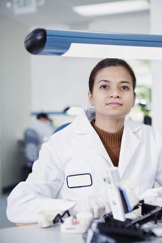 西方人,一个人,医生,医院,坐,笑,微笑,竖图,室内,白天,正面,仪器,欧洲,欧洲人,仅一个年轻女性,仅一个女性,仅一个人,光线,墙,灯光,注视,吊灯,墙壁,灯,胸牌,灯具,日光灯,观察,看,医护人员,名牌,观看,察看,白大褂,关注,照明工具,年轻女性,女人,女性,白种人,坐着,半身,彩图