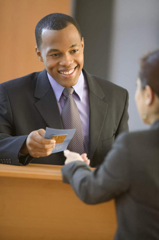 西方人,背部,两个人,伙伴,朋友,商务男性,站,握手,笑,微笑,露齿笑,竖图,室内,白天,正面,衬衫,西装,友谊,合作,团队,门,桌面,桌子,欧洲,欧洲人,握,套装,朦胧,模糊,装饰,墙,领带,拿,拿着,墙壁,柜台,钟表,站着,房卡,战略,搭,搭着,商务装,工薪阶层,联合,合谋,配合,协作,男人,男性,年轻男性,年轻女性,女人,女性,白种人,白领,上班族,手握手,半身,彩图,衬衣,收据