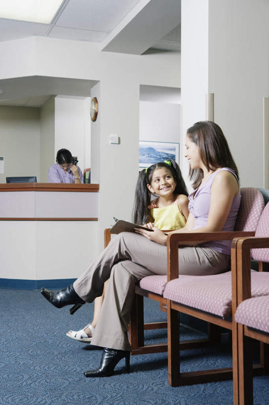 西方人,儿童,三个人,坐,笑,微笑,露齿笑,竖图,室内,白天,侧面,看书,阅读,地板,天花板,杂志,书籍,椅子,欧洲,欧洲人,服装,墙,地面,靠背椅,二郎腿,注视,休闲装,墙壁,小孩,衣服,柜台,书本,观察,看,休闲,母女,休闲服,服务,浏览,服饰,观看,察看,关注,沙发椅,年轻女性,女孩,女人,女性,白种人,坐着,彩图,全身,女生