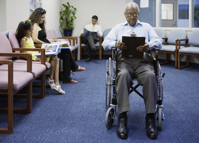 西方人,儿童,四个人,坐,笑,微笑,横图,室内,白天,正面,衬衫,看书,阅读,植物,窗户,地板,沙发,报纸,杂志,椅子,欧洲,非洲,黑人,欧洲人,戴,服装,档案,盆栽,文件,眼镜,墙,地面,靠背椅,休闲装,玻璃窗,墙壁,排列,小孩,衣服,绿色,轮椅,资料,休闲,休闲服,浏览,服饰,戴着,老年男性,男人,男性,年轻女性,女孩,女人,女性,中年男性,白种人,非洲人,坐着,彩图,全身,衬衣,女生