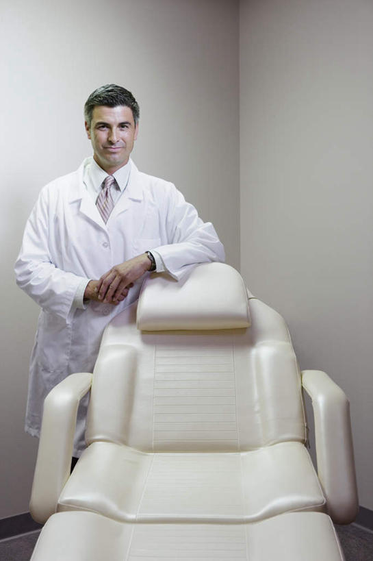 西方人,一个人,医院,站,笑,微笑,露齿笑,竖图,室内,白天,正面,衬衫,椅子,欧洲,欧洲人,仅一个男性,仅一个人,仅一个中年男性,墙,灯光,领带,注视,墙壁,灯,观察,看,站着,搭,观看,察看,搭着,关注,按摩椅,男人,男性,中年男性,白种人,半身,彩图,衬衣