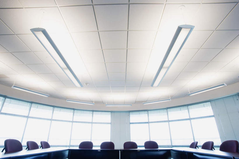 无人,办公室,会议室,横图,室内,白天,仰视,窗户,落地窗,桌子,静物,椅子,照明,许多,阴影,开会,整齐,光线,影子,灯饰,玻璃窗,灯,排列,灯具,明亮,彩图,低角度拍摄