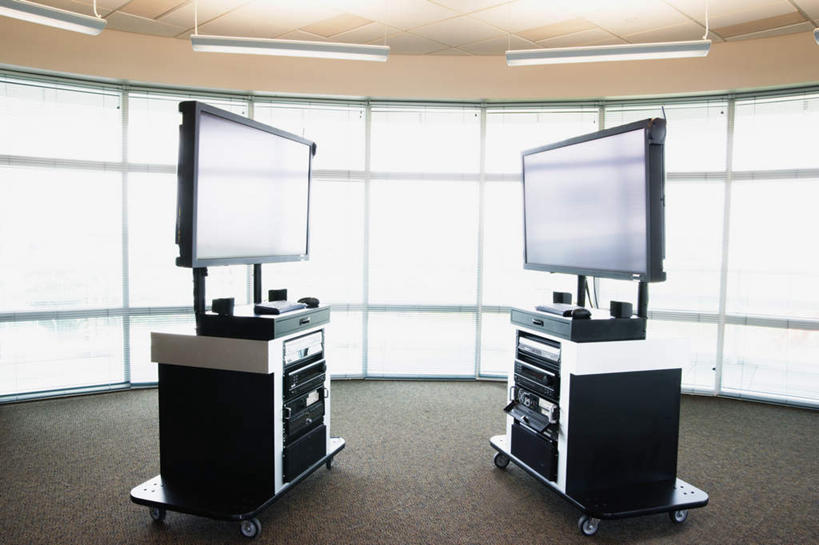 无人,办公室,会议室,横图,室内,白天,正面,窗户,落地窗,静物,电视,照明,阴影,开会,整齐,光线,屏幕,影子,灯饰,设备,玻璃窗,灯,排列,两个,灯具,面对面,巨大,录像机,明亮,电子设备,电视机,彩图