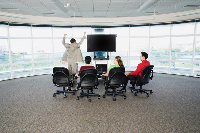 东方人,四个人,同事,商务男性,办公室,会议室,站,坐,举,伸展双臂,横图,室内,白天,成功,合作,团队,集体,信心,窗户,落地窗,电视,椅子,照明,欧洲,欧洲人,亚洲,套装,开会,整齐,围绕,屏幕,灯饰,黄种人,设备,队伍,玻璃窗,灯,排列,背面,灯具,托,站着,四个,巨大,明亮,电子设备,领导,成就,商务装,合伙,领袖,工薪阶层,男人,男性,年轻男性,年轻女性,女人,女性,白种人,亚洲人,白领,上班族,电视机,举起,举手,举着,向上举,向上伸,向上托,张开双臂,坐着,彩图,全身