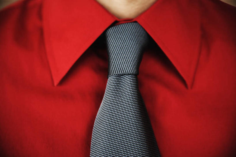 一个人,商务人士,商务男性,横图,室内,特写,白天,正面,衬衫,西装,仅一个男性,仅一个人,套装,正装,领带,职业装,仅一个年轻男性,红色,商务装,工薪阶层,男人,男性,年轻男性,白领,上班族,半身,彩图,衬衣