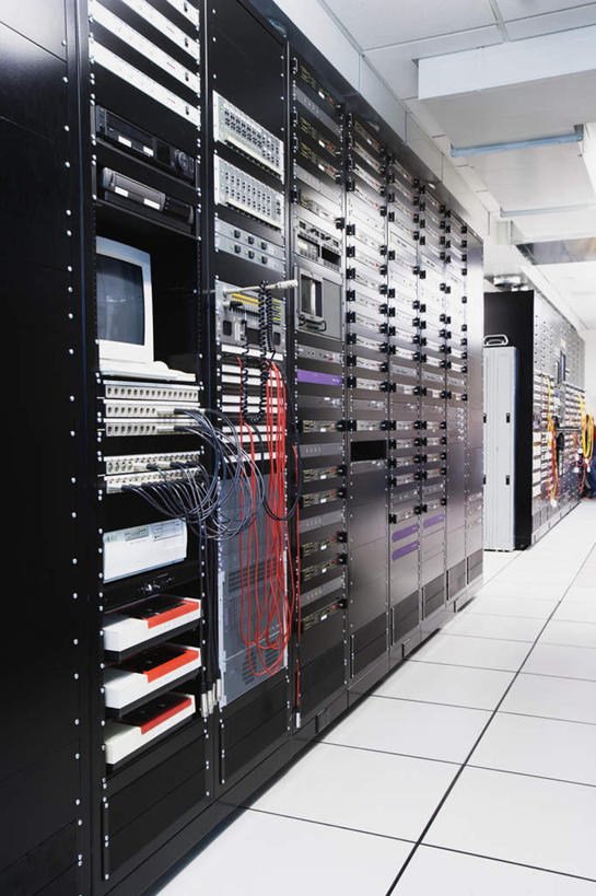 无人,竖图,室内,白天,正面,电脑,显示器,鼠标,键盘,天花板,阴影,光线,网络,瓷砖,地砖,电线,影子,地面,输入设备,通讯设备,台式电脑,通信设备,输出设备,控制室,彩图