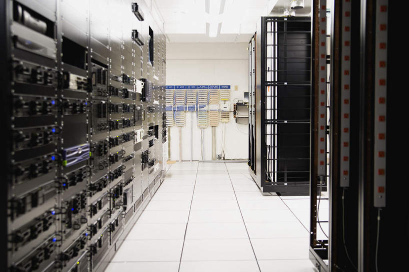 无人,竖图,室内,白天,正面,电脑,显示器,鼠标,键盘,天花板,静物,网络,瓷砖,地砖,电线,地面,输入设备,通讯设备,台式电脑,通信设备,输出设备,控制室,彩图