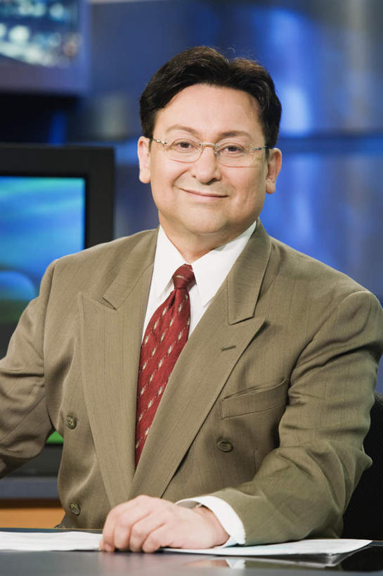 西方人,一个人,坐,笑,微笑,露齿笑,竖图,室内,白天,正面,衬衫,西装,电视,欧洲,欧洲人,仅一个男性,仅一个人,仅一个中年男性,一副,套装,正装,朦胧,模糊,眼镜,记事本,领带,注视,职业装,本子,笔记本,液晶电视,观察,看,观看,察看,演播室,关注,近视眼镜,男人,男性,中年男性,白种人,电视机,坐着,半身,彩图,衬衣