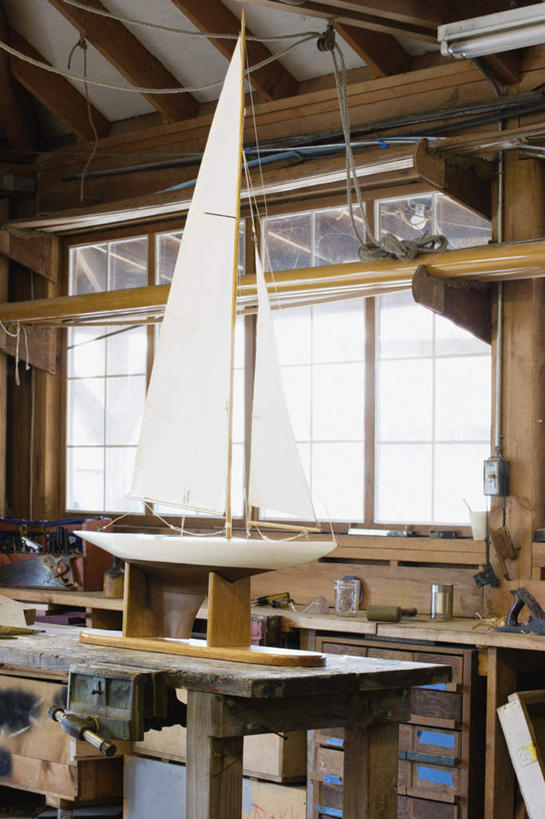 帆船,无人,家,竖图,室内,白天,正面,窗户,桌子,静物,阴影,光线,影子,凳子,房屋,屋子,书桌,楼房,玻璃窗,架子,住宅,阳光,模型,修理,修,彩图,房子