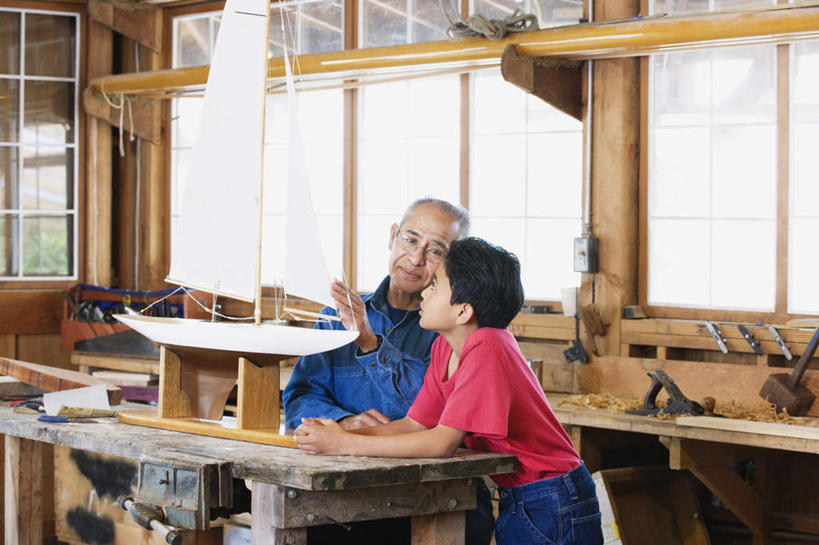 帆船,西方人,儿童,老年人,两个人,家庭,祖父,家,坐,说,横图,室内,白天,正面,讨论,纯洁,窗户,欧洲,欧洲人,撑,服装,房屋,屋子,注视,休闲装,楼房,玻璃窗,住宅,小孩,衣服,模型,观察,看,休闲,温暖,温馨,一家人,休闲服,可爱,童年,童趣,服饰,爷爷,观看,祖孙,修理,修,和睦,察看,撑着,搂着,关注,童真,烂漫,无邪,外公,外祖父,外孙,外孙子,交流,天真,老年男性,男孩,男人,男性,白种人,孩子,孙子,沟通,讲话,交谈,搂,商讨,说话,谈话,坐着,半身,彩图,房子,融洽,男生