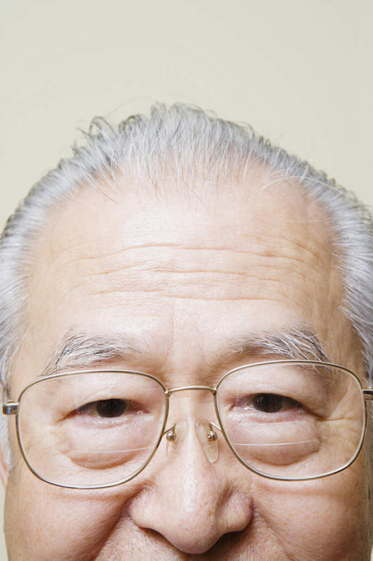 东方人,脸,脸颊,眉毛,一个人,竖图,室内,特写,白天,白色背景,正面,亚洲,仅一个男性,仅一个人,眼镜,注视,黄种人,观察,看,仅一个老年男性,摄影,影棚,观看,察看,关注,近视眼镜,老年男性,男人,男性,亚洲人,额头,脸部,脸蛋,眉,面部,眼眉,半身,彩图,影棚拍摄,拍摄,眼眉毛