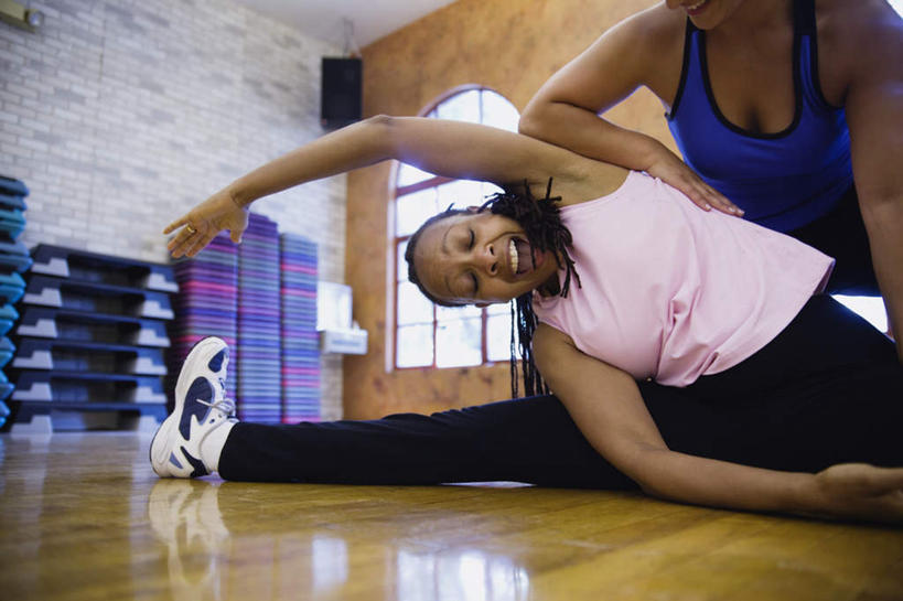 西方人,两个人,健身房,坐,蹲,横图,室内,白天,仰视,锻炼,运动,窗户,欧洲,非洲,黑人,欧洲人,阴影,光线,影子,音响,注视,玻璃窗,观察,看,教练,观看,察看,关注,体育,年轻女性,女人,女性,非洲人,蹲着,坐着,半身,彩图,低角度拍摄,健身,健身馆