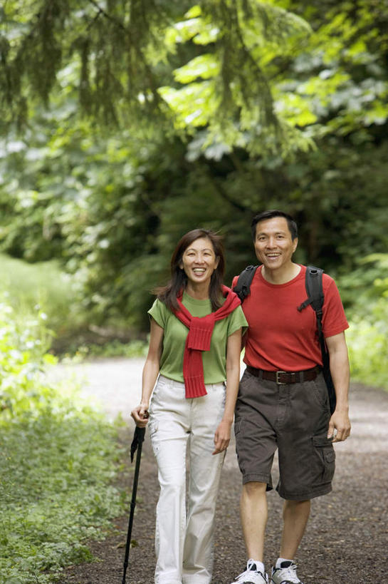 东方人,两个人,夫妻,走,抱,笑,微笑,露齿笑,竖图,室外,白天,正面,爱情,森林,树林,道路,路,公路,亚洲,阴影,服装,朦胧,模糊,光线,影子,交通,浪漫,休闲装,黄种人,树,树木,衣服,阳光,背包,休闲,休闲服,恩爱,恋人,服饰,手杖,男人,男性,女人,女性,中年男性,中年女性,亚洲人,夫妇,情侣,马路,步行,搂,搂抱,散步,走路,半身,彩图,伴侣